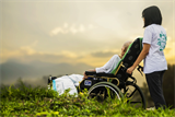 Hospizverein Radstadt am Bild Frau mit Rollstuhl