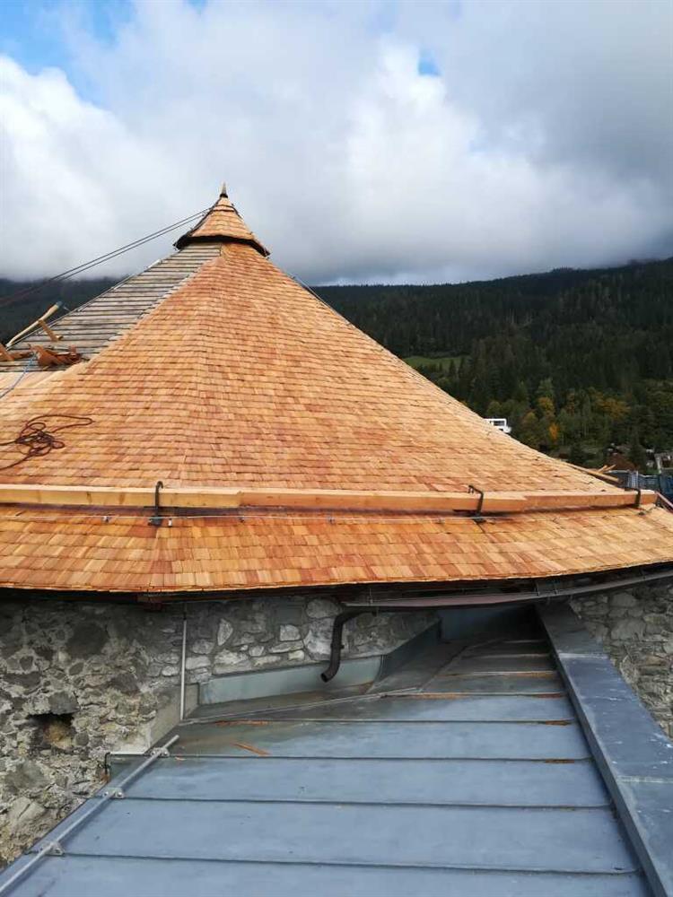 ein Dach mit einem Berg im Hintergrund